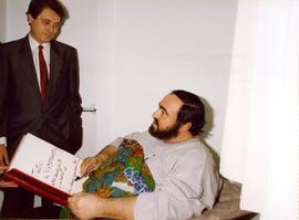 TEATRO DE LA MAESTRANZA: Visita de Miguel Ángel Pino a Luciano Pavarotti, antes de su actuación (...