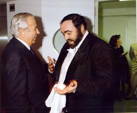 TEATRO DE LA MAESTRANZA: Manuel Olivencia, comisario de la Expo 92, saluda a Luciano Pavarotti, a...