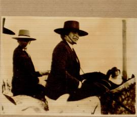 Nº 563: Mujer a caballo con sombrero cordobés (Feria de Sevilla)